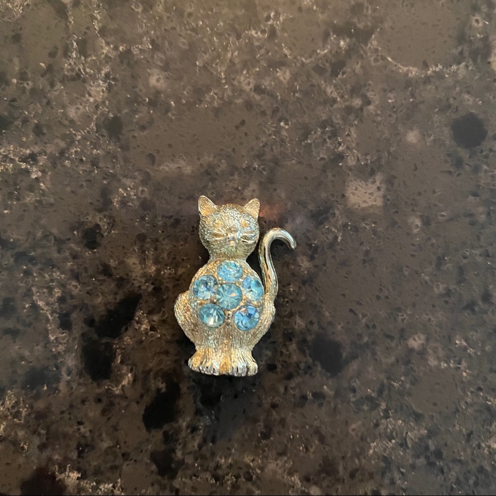 Cat brooch pin